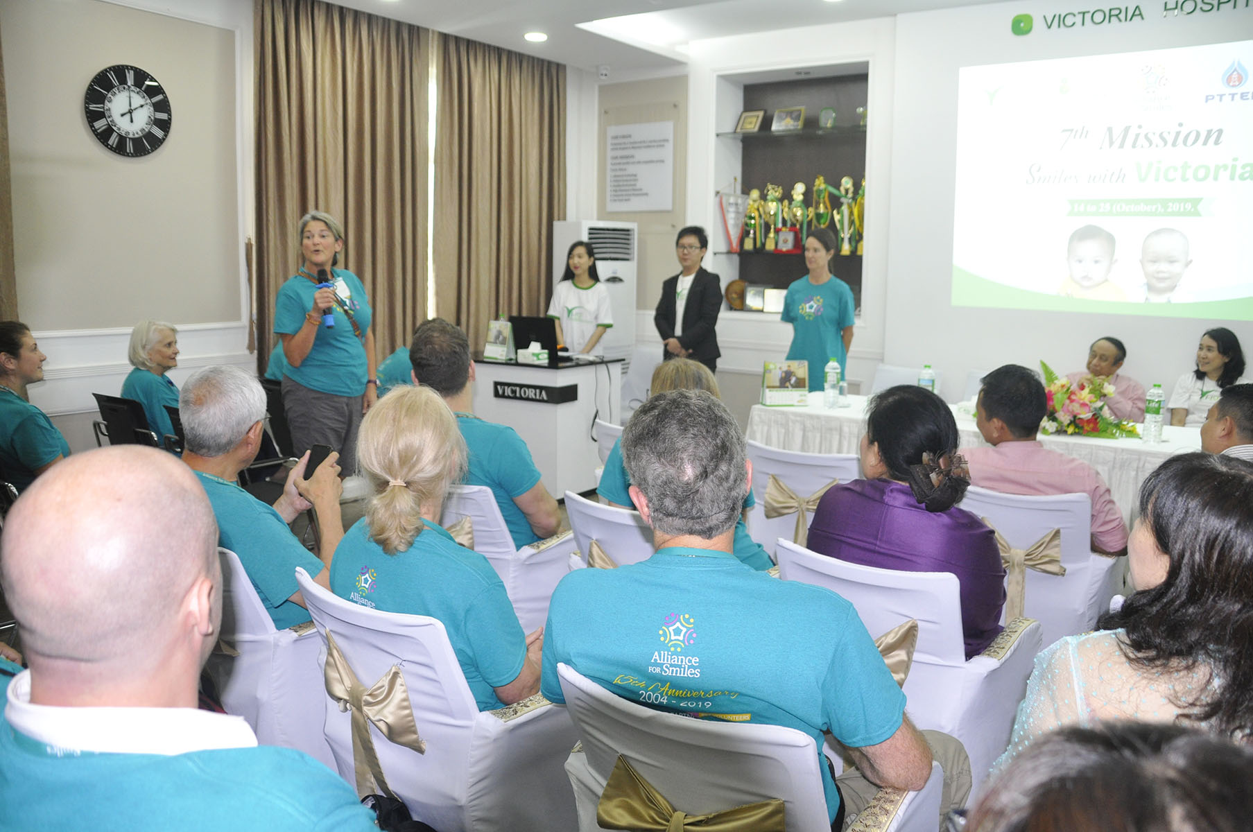 01 အေမရိကန္နုိင္ငံရွိ Alliance  for Smiles အဖြဲ႔မွခြဲစိတ္ဆရာ၀န္မ်ားမွမိတ္ဆက္ေျပာၾကားစဥ္။