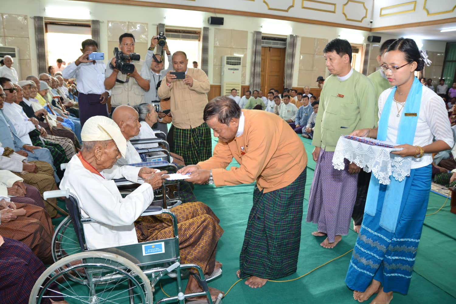 ေေ