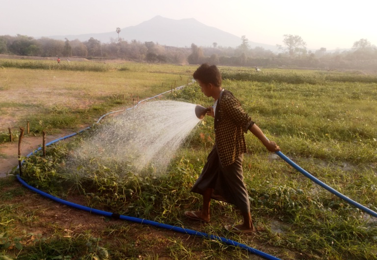 ေေ