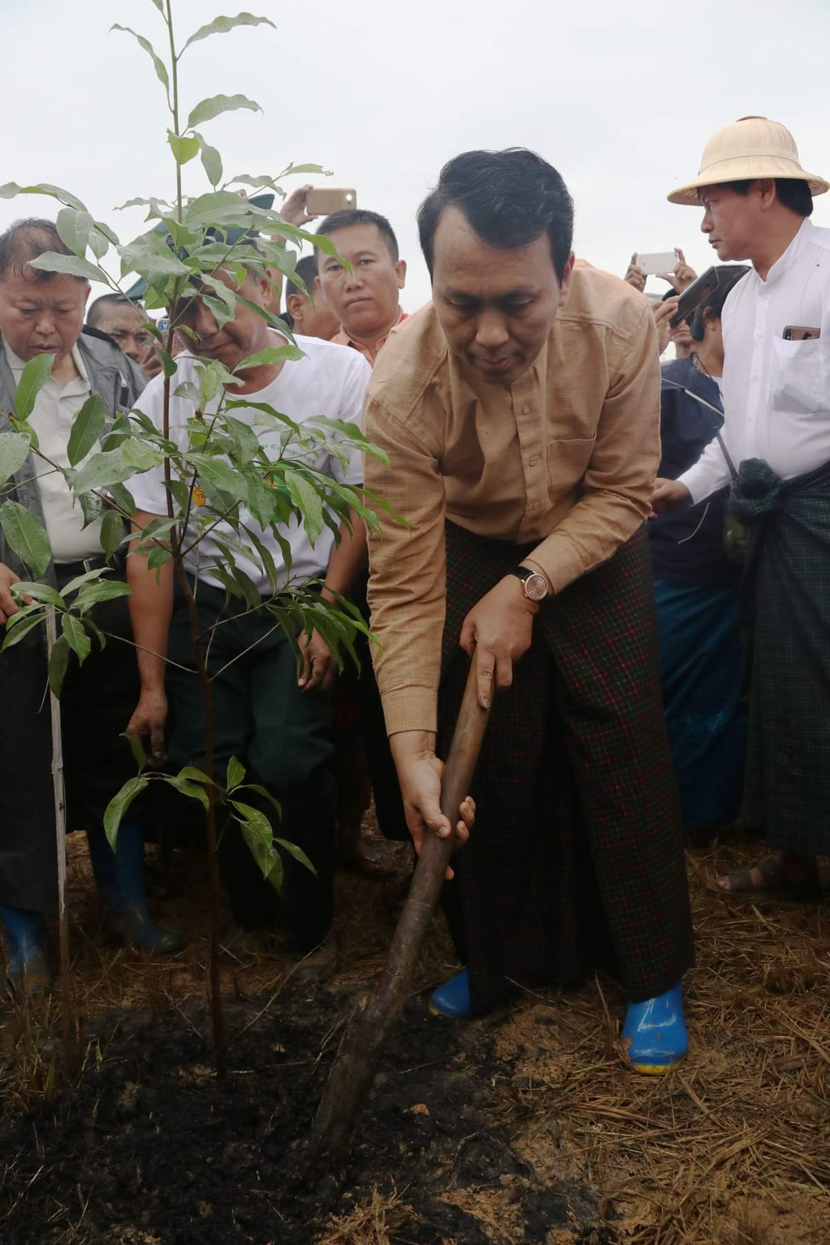 ငစျ